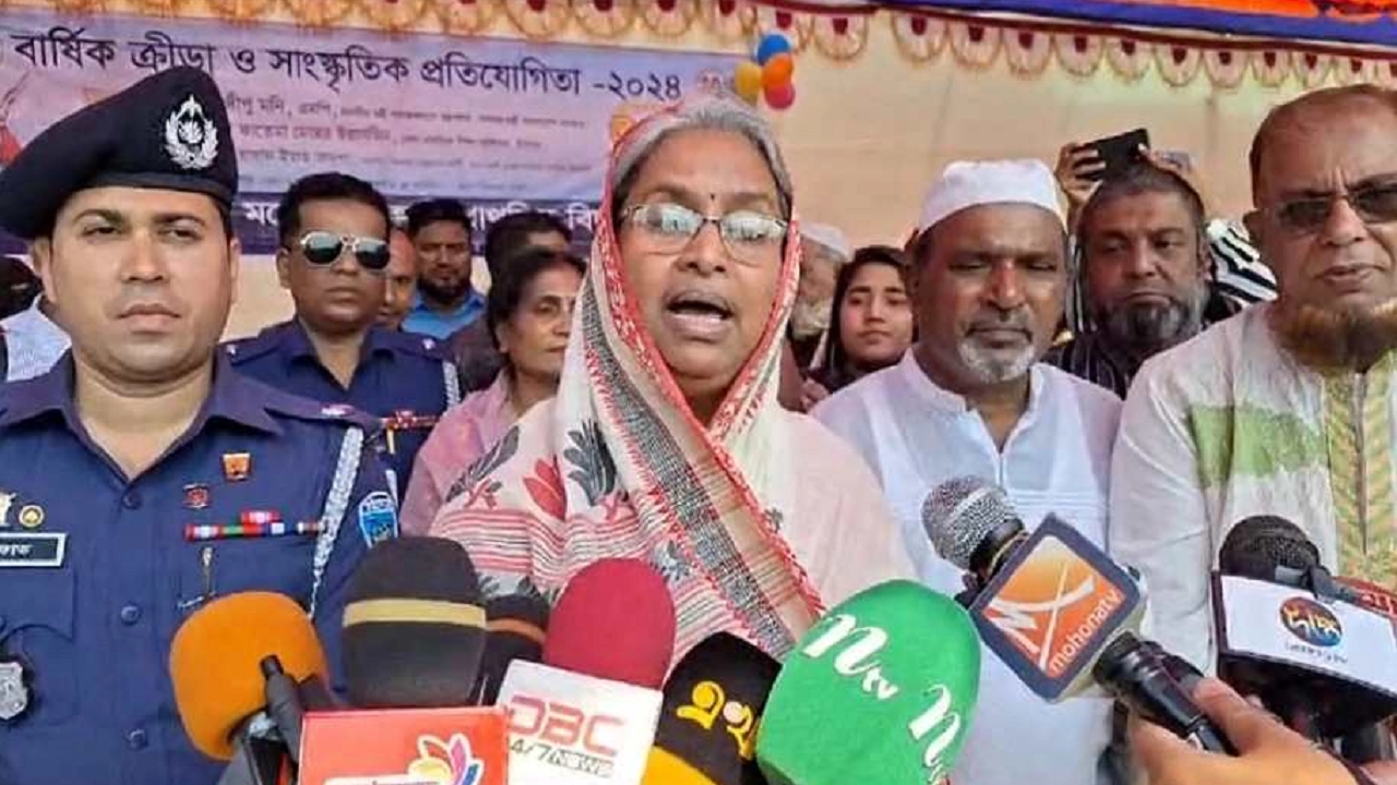 চাঁদপুরে সাংবাদিকদের সঙ্গে আলাপকালে সমাজকল্যাণমন্ত্রী দীপু মনি। ছবি : কালবেলা