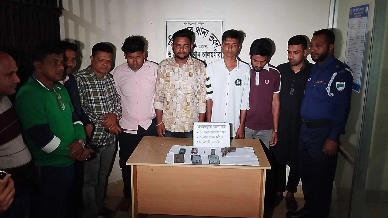 অস্ত্রসহ গ্রেপ্তার হওয়া ব্যক্তিরা। ছবি : কালবেলা
