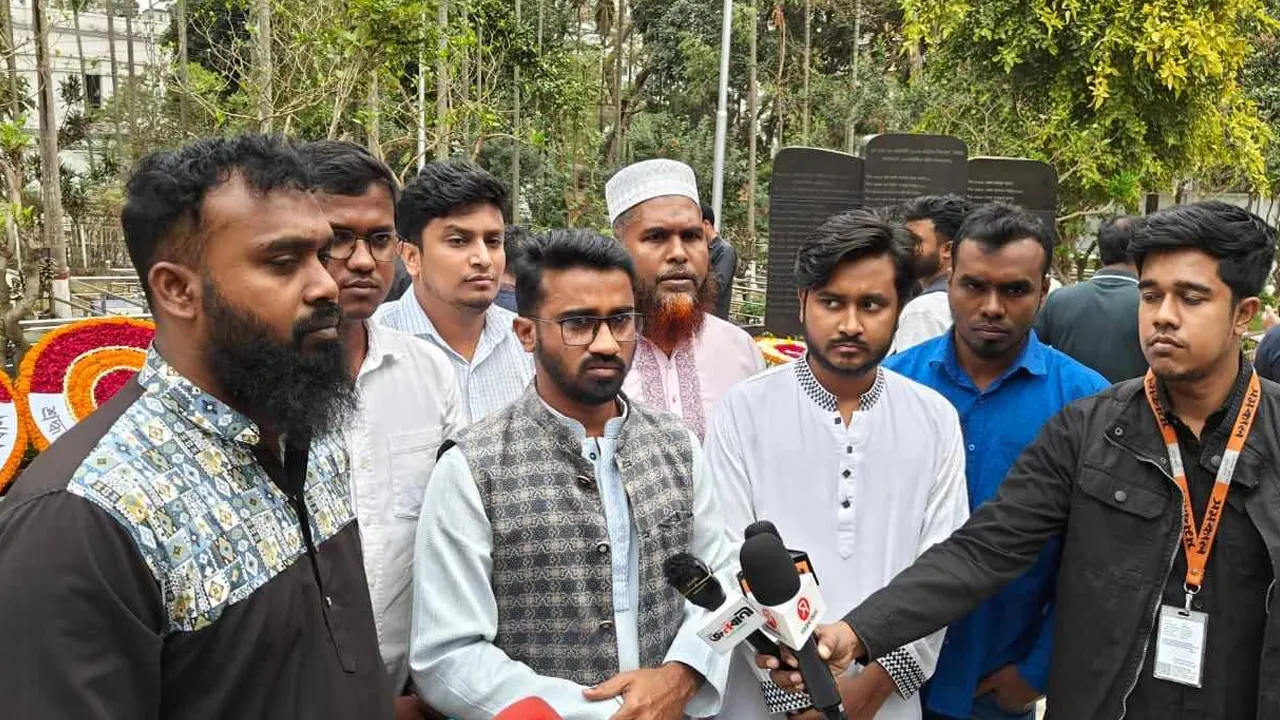 রাজধানীর বনানী সামরিক কবরস্থানে শ্রদ্ধা নিবেদন শেষে রাশেদ খান। ছবি : কালবেলা