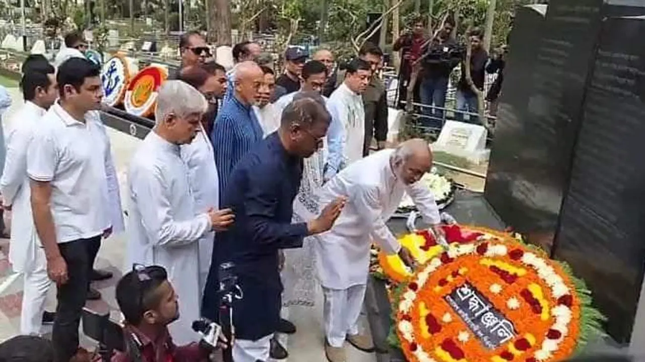 বনানী সামরিক কবরস্থানে শহীদদের প্রতি শ্রদ্ধা নিবেদন করছেন বিএনপির স্থায়ী কমিটির সদস্য ড. আবদুল মঈন খান। ছবি : কালবেলা