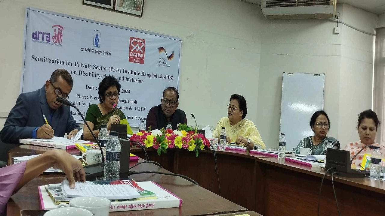 প্রতিবন্ধীবান্ধব পরিবেশ গঠনে প্রচারমাধ্যমের ভূমিকাবিষয়ক মতবিনিময় সভায় বক্তারা। ছবি : কালবেলা