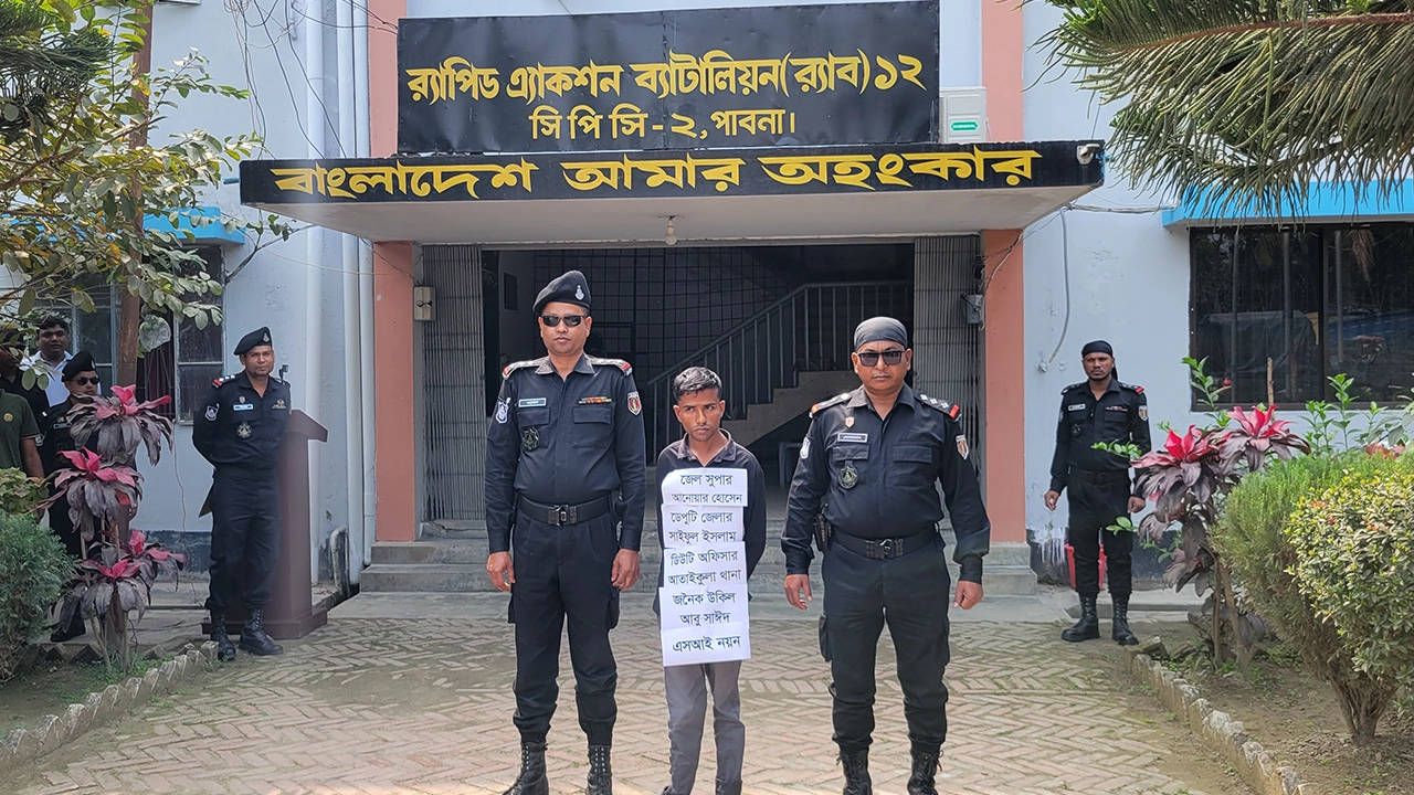 কারাগারে বন্দি আসামিদের আত্মীয়স্বজনদের বিভিন্ন পরিচয়ে ফোন দেওয়া এক প্রতারককে গ্রেপ্তার করেছে র‌্যাব। ছবি : কালবেলা