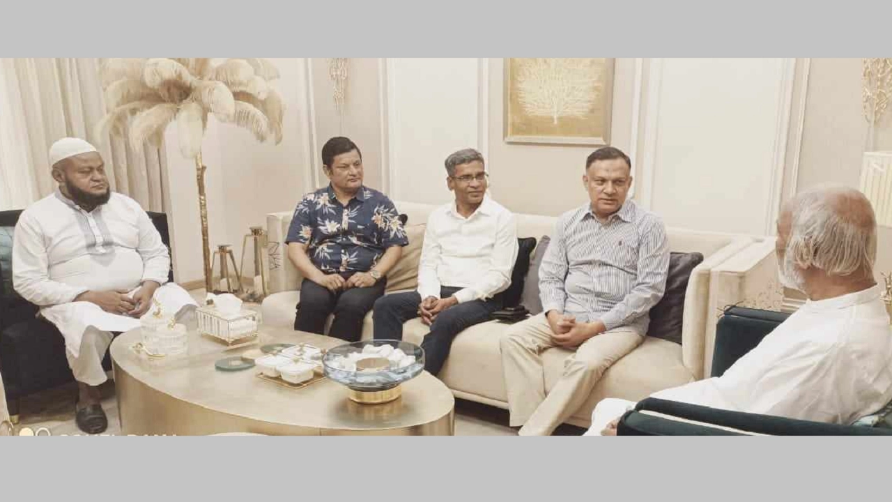 শরীফুল আলমের বাসায় ড. আব্দুল  মঈন খান। ছবি : কালবেলা