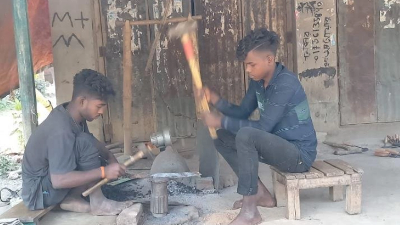 বই কেনার টাকা জোগাড় করতে কর্মকারের কাজ শুরু করছেন অর্জুন কর্মকার। ছবি : কালবেলা