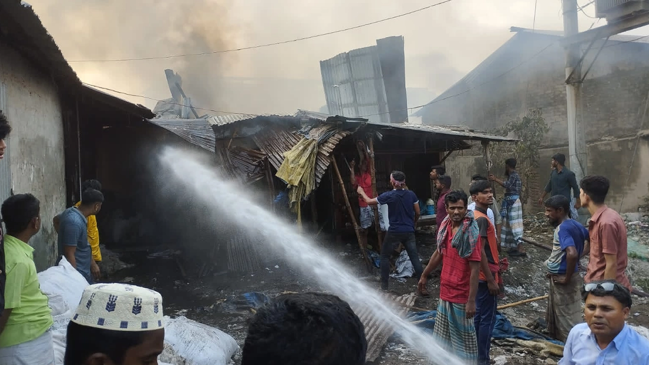 গাজীপুরের টঙ্গীতে পরিত্যক্ত তুলার গুদামে আগুন।