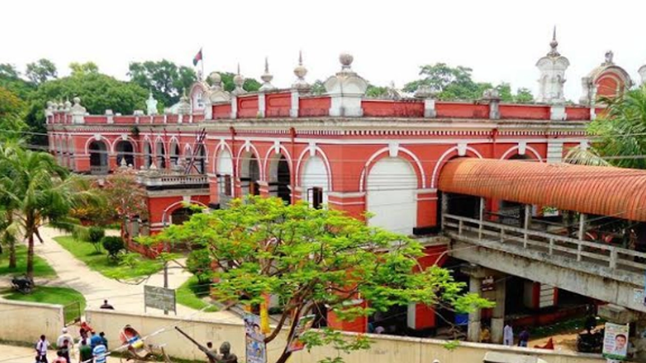 ফরিদপুরের অতিরিক্ত জেলা ও দায়রা জজ ভবন। ছবি : কালবেলা
