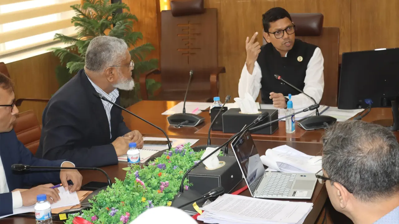 রোববার সচিবালয়ে ডাক ও টেলিযোগাযোগ বিভাগের সম্মেলন কক্ষে সভায় কথা বলছেন প্রতিমন্ত্রী জুনাইদ আহমেদ। ছবি : কালবেলা