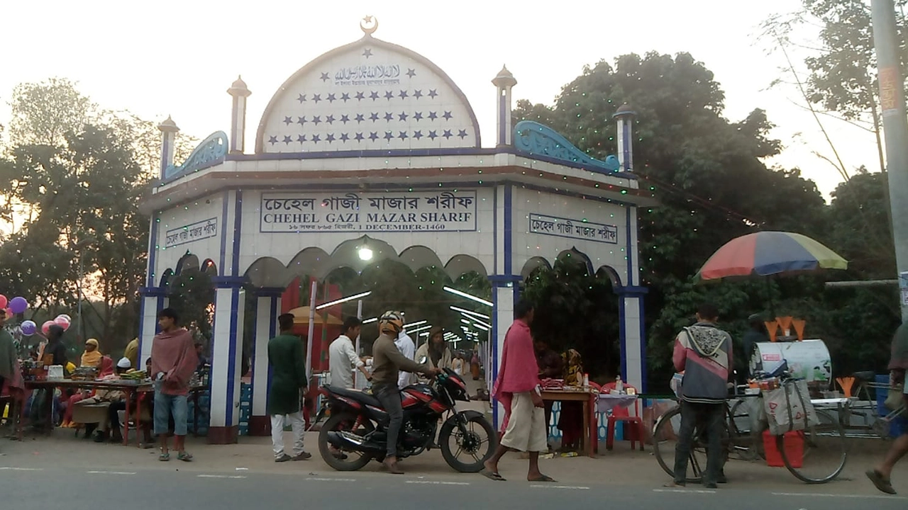 দিনাজপুরের ঐতিহ্যবাহী চেহেলগাজী মাজারে পবিত্র শবেবরাত উপলক্ষে মেলা বসেছে।
