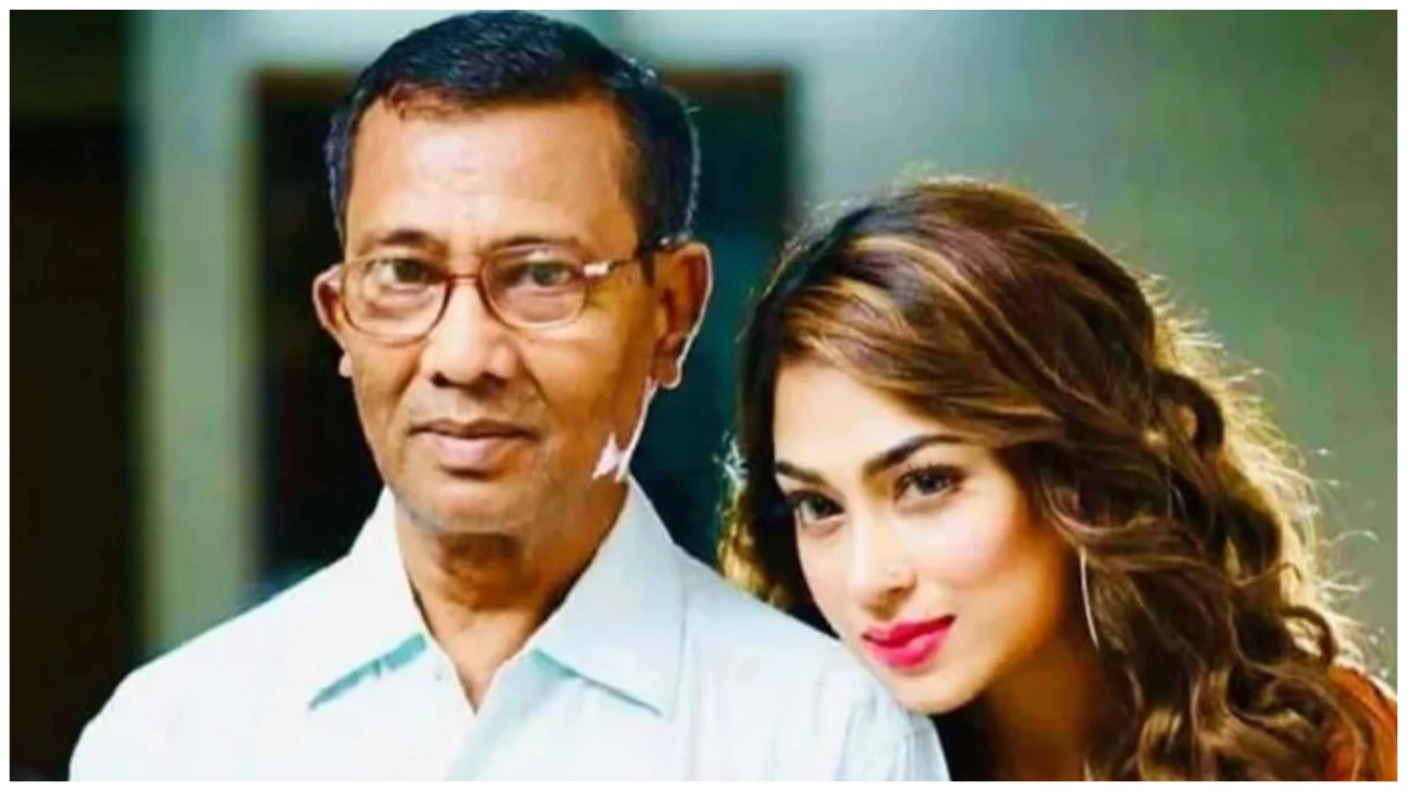 বাবা আমির হোসেনের সঙ্গে চিত্রনায়িকা পপি। ছবি : সংগৃহীত