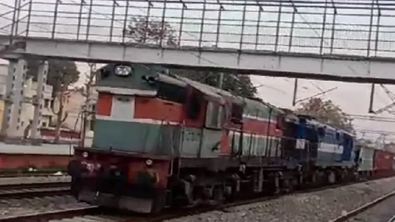 থামার আগে পাঁচটি স্টেশন অতিক্রম করেছে ট্রেনটি। ছবি : সংগৃহীত