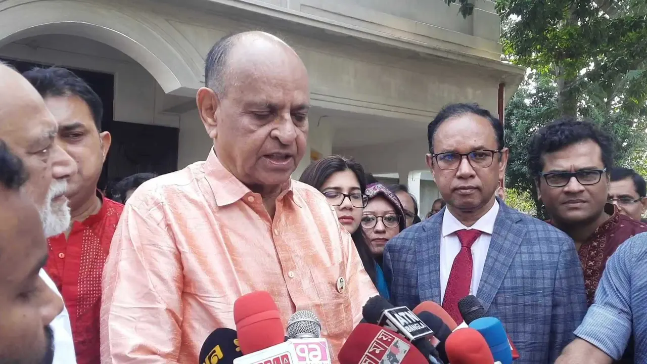 সোমবার টাঙ্গাইলের মির্জাপুর কুমুদিনী কমপ্লেক্স পরিদর্শন শেষে সাংবাদিকদের সঙ্গে কথা বলছেন স্বাস্থ্যমন্ত্রী ডা. সামন্ত লাল সেন। ছবি : সংগৃহীত