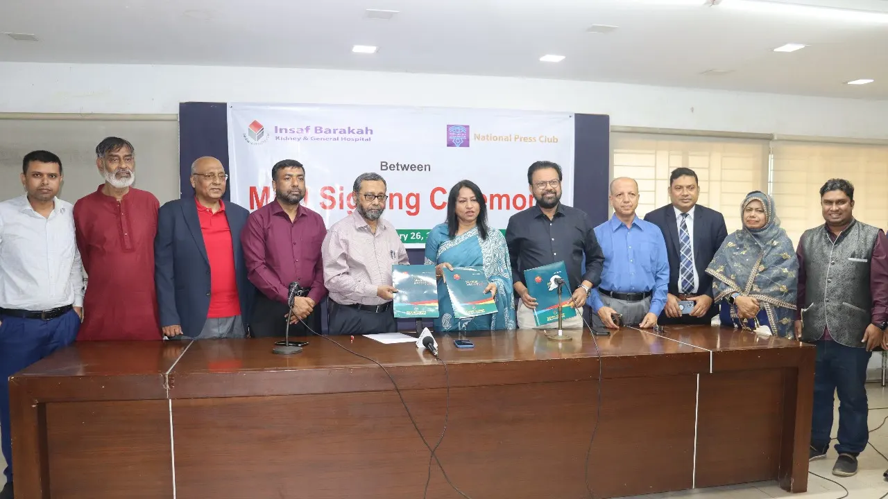 সোমবার জাতীয় প্রেস ক্লাব ও ইনসাফ বারাকাহ কিডনি অ্যান্ড জেনারেল হাসপাতালের মধ্যে চুক্তি স্বাক্ষর অনুষ্ঠানে অতিথিরা। ছবি : কালবেলা