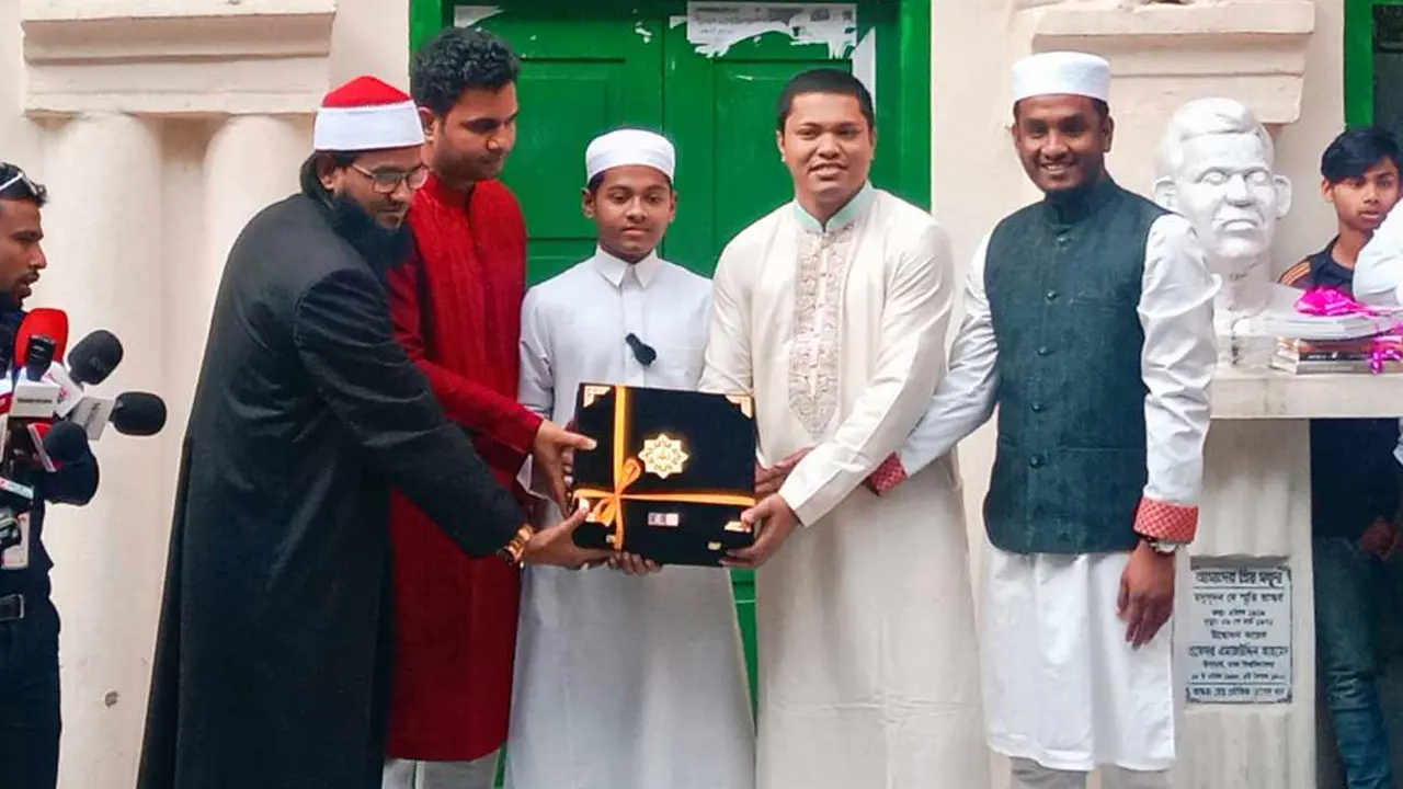 সোমবার বিশ্বজয়ী হাফেজ বশির আহমাদকে ফুলের শুভেচ্ছা ও সংবর্ধনা দিয়েছে ছাত্রলীগ। ছবি : কালবেলা