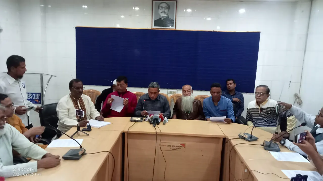 খুলনা প্রেস ক্লাবে সংবাদ সম্মেলন করেন রূপসা উপজেলা আ.লীগ সভাপতি ও উপজেলা চেয়ারম্যান মো. কামাল উদ্দীন (বাদশা)। ছবি : কালবেলা