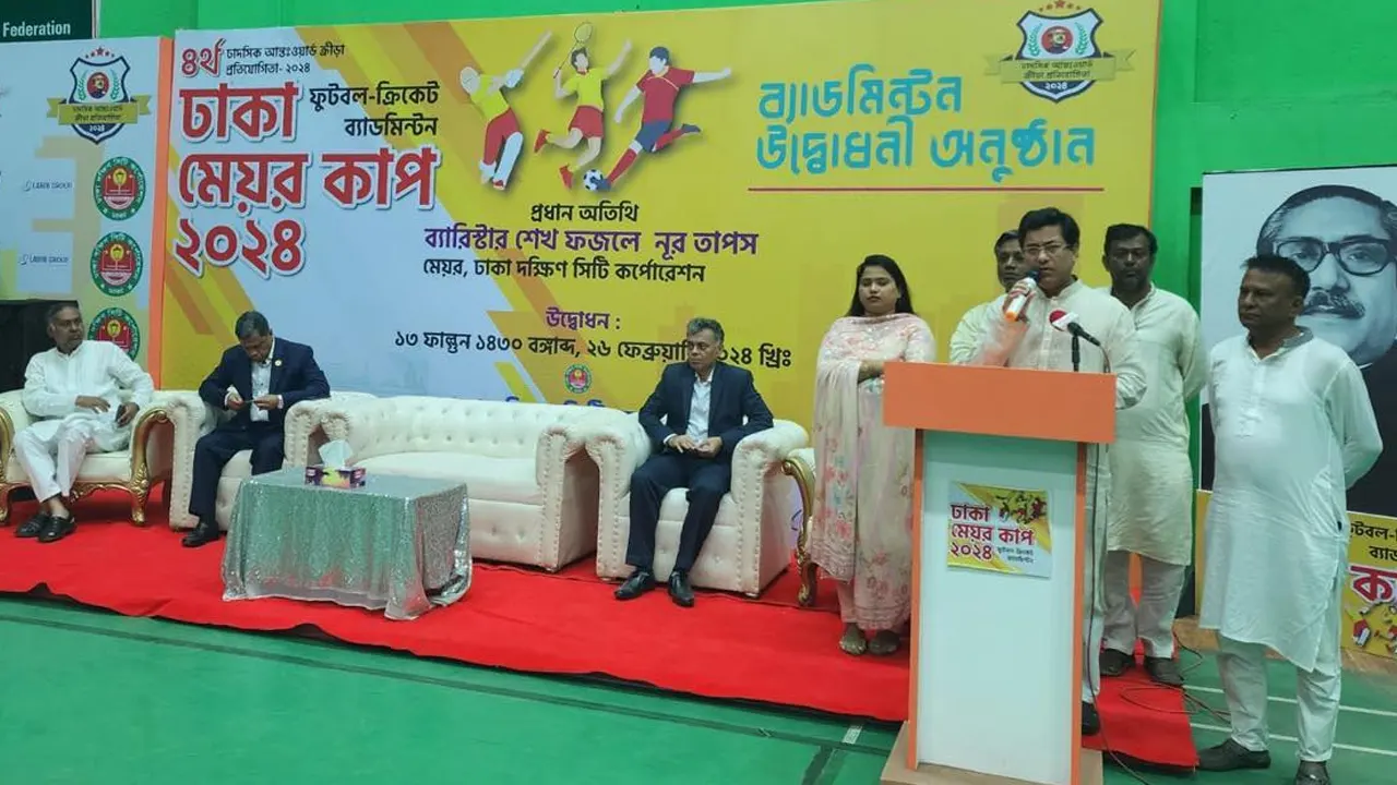 সোমবার ব্যাডমিন্টন ফেডারেশনের শহীদ তাজউদ্দীন আহমেদ ইনডোর স্টেডিয়ামে ঢাকা মেয়র কাপের ব্যাডমিন্টন খেলার উদ্বোধন করেন শেখ ফজলে নূর তাপস। ছবি : কালবেলা