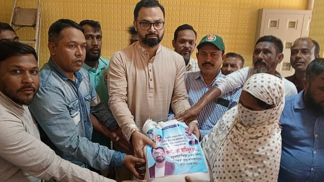 মিরপুর-১২নং ঝিলপাড়ে অগ্নিকাণ্ডে ক্ষতিগ্রস্ত বস্তিবাসীর পাশে দাঁড়িয়েছে বিএনপি। ছবি : কালবেলা