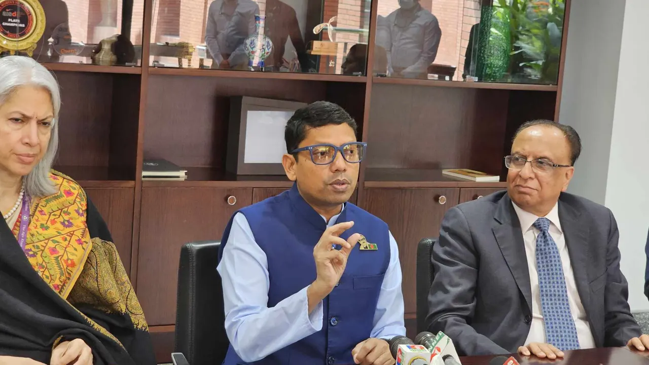 মঙ্গলবার রাজধানীর বসুন্ধরায় আগা খান একাডেমি পরিদর্শন শেষে সাংবাদিকদের সাথে মতবিনিময় করেন ডাক, টেলিযোগাযোগ ও তথ্যপ্রযুক্তি প্রতিমন্ত্রী জুনাইদ আহমেদ পলক। ছবি : কালবেলা
