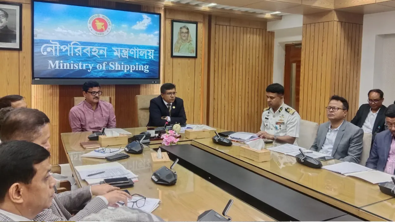 নৌপরিবহন মন্ত্রণালয়ের সভাকক্ষে অতিথিরা। ছবি : কালবেলা