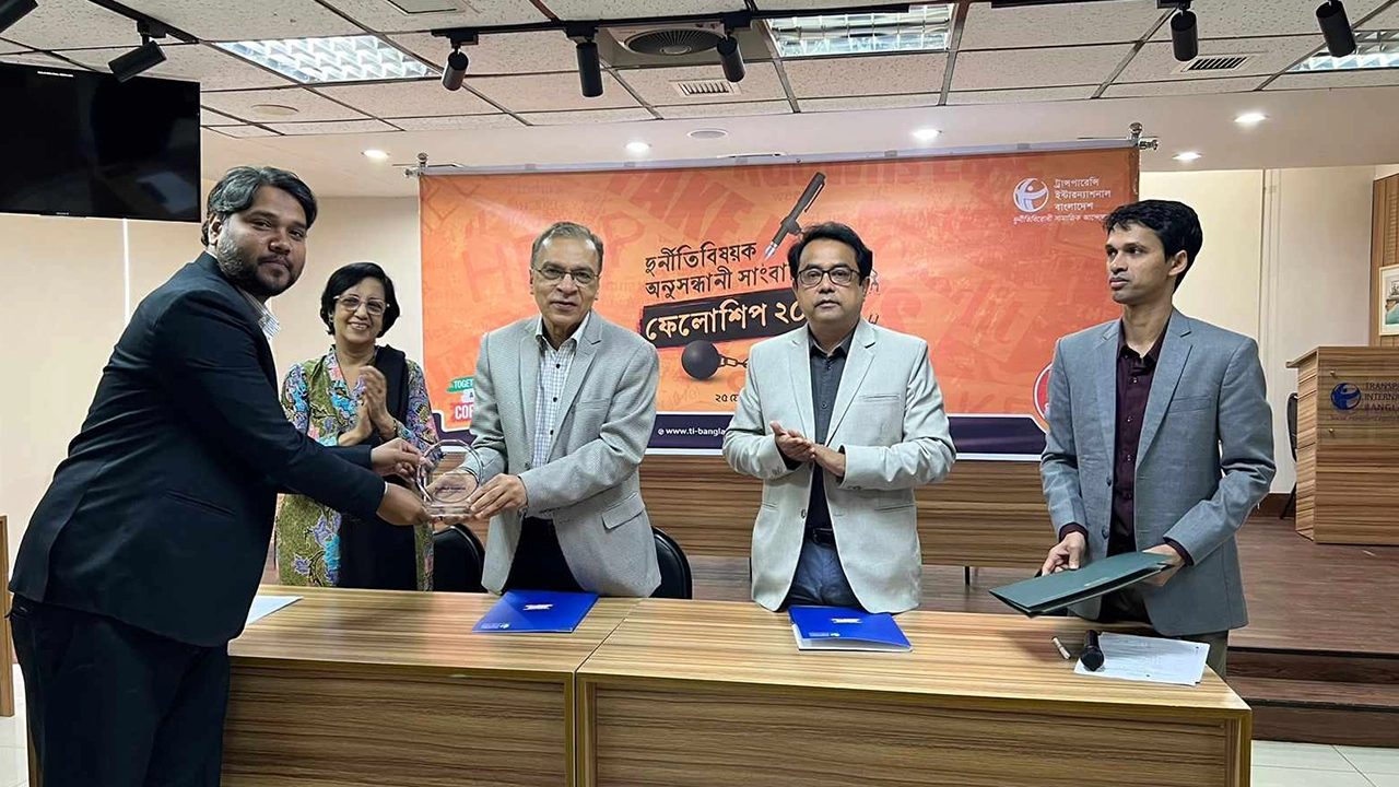 টিআইবি দুর্নীতিবিষয়ক অনুসন্ধানী সাংবাদিকতা (আইজে) ফেলোশিপ-২০২৩ পেয়েছেন ‘দ্য ফিন্যান্সিয়াল এক্সপ্রেসের’ (এফই) সাংবাদিক সজিবুর রহমান। ছবি : কালবেলা
