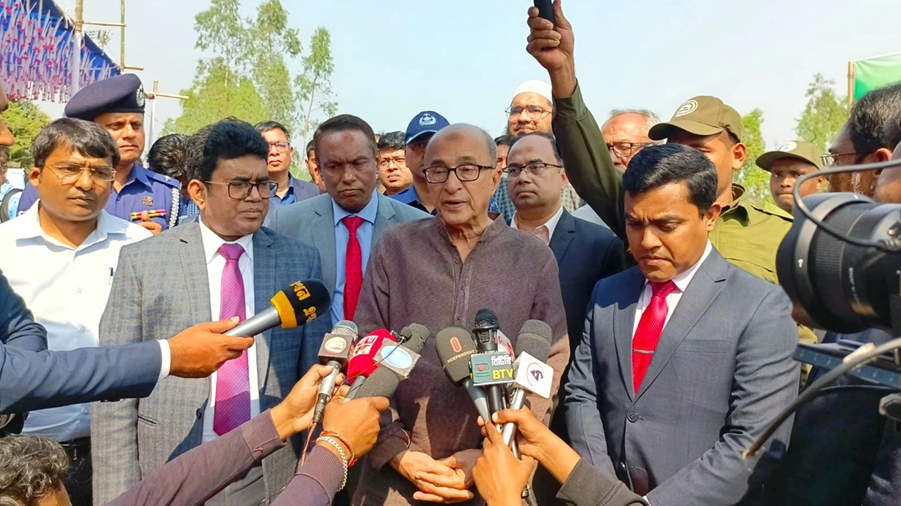 দিনাজপুরের খানসামায় সাংবাদিকদের সঙ্গে কথা বলছেন প্রধানমন্ত্রীর বিদ্যুৎ, জ্বালানি ও খনিজসম্পদবিষয়ক উপদেষ্টা ড. তৌফিক-ই-ইলাহী চৌধুরী। ছবি : কালবেলা