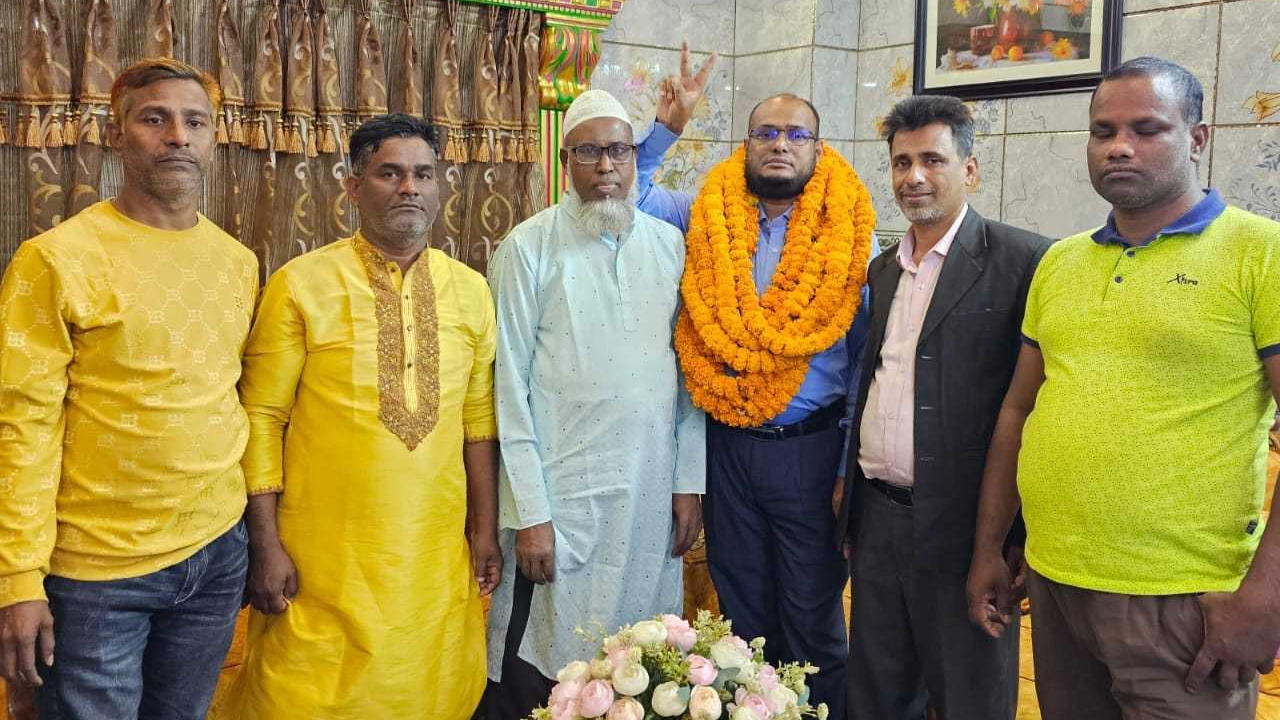মতিউর রহমান সাগরের সঙ্গে নেতাকর্মীরা। ছবি : কালবেলা