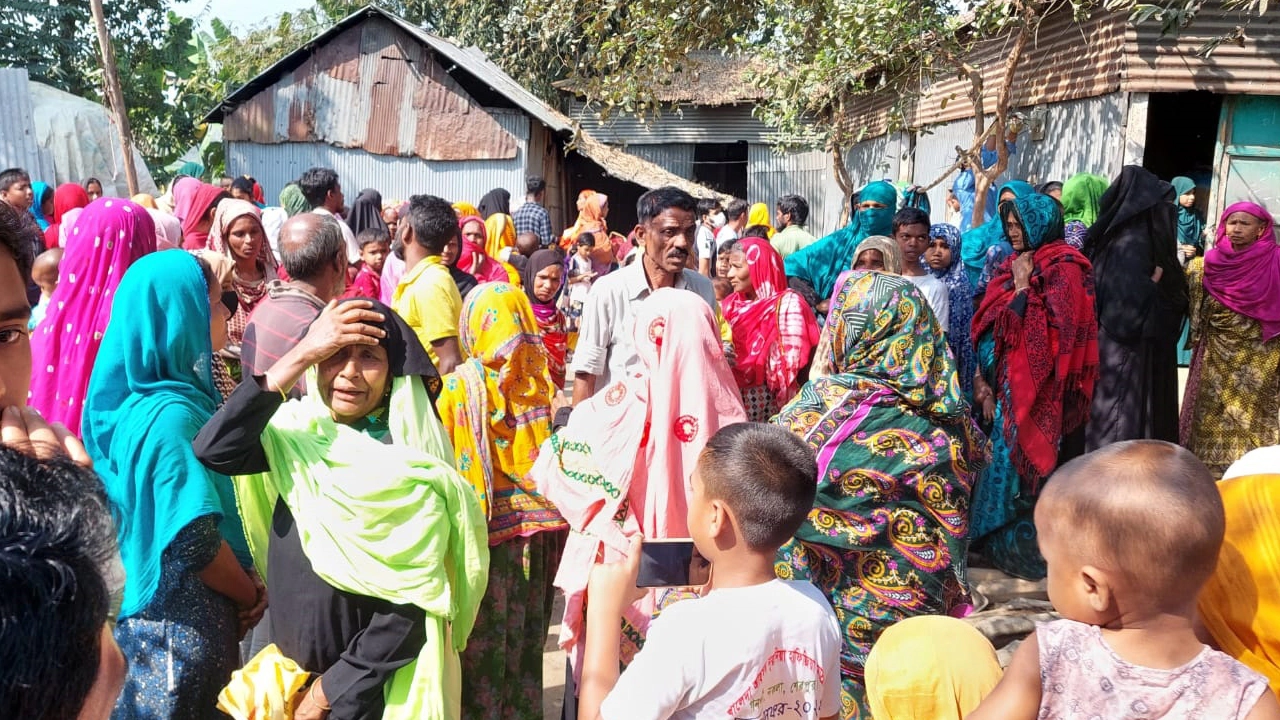 মৃত্যুর খবরে বাড়িতে এলাকাবাসীর ভিড়। ছবি : কালবেলা