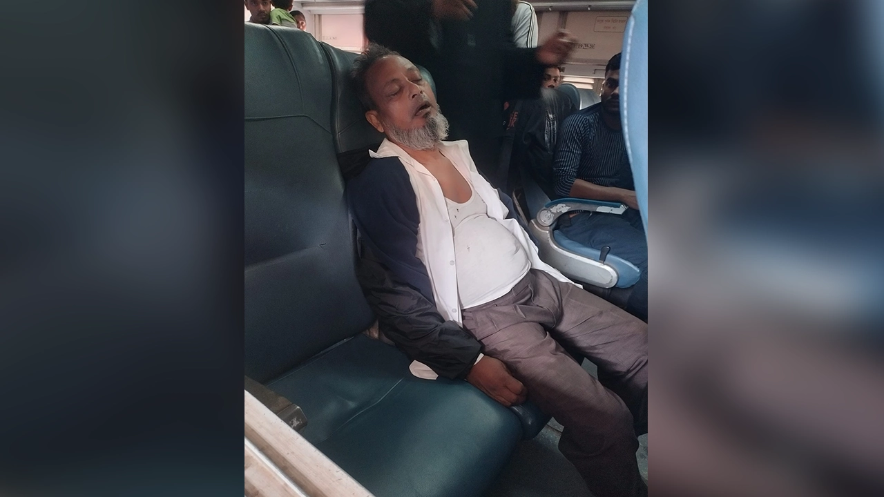 চলন্ত ট্রেনে অসুস্থ হয়ে পড়েন আব্দুস সালাম। ছবি : কালবেলা