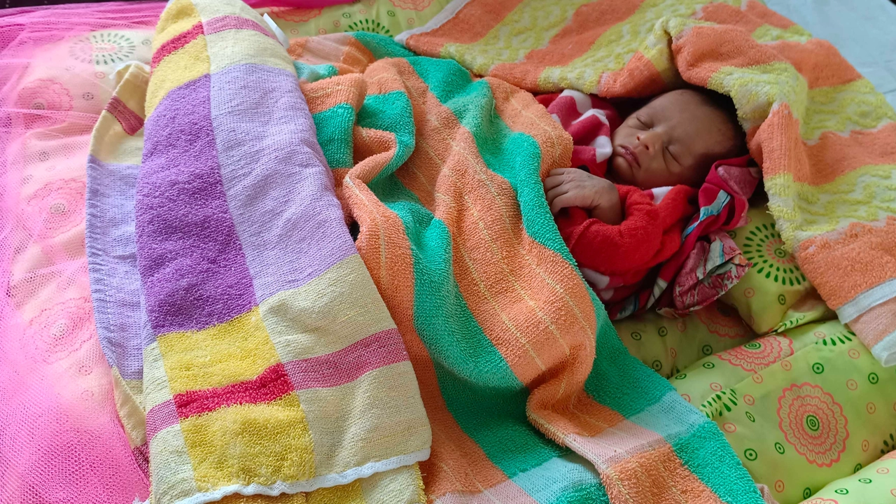 চিকিৎসাধীন শিশু। ছবি : কালবেলা