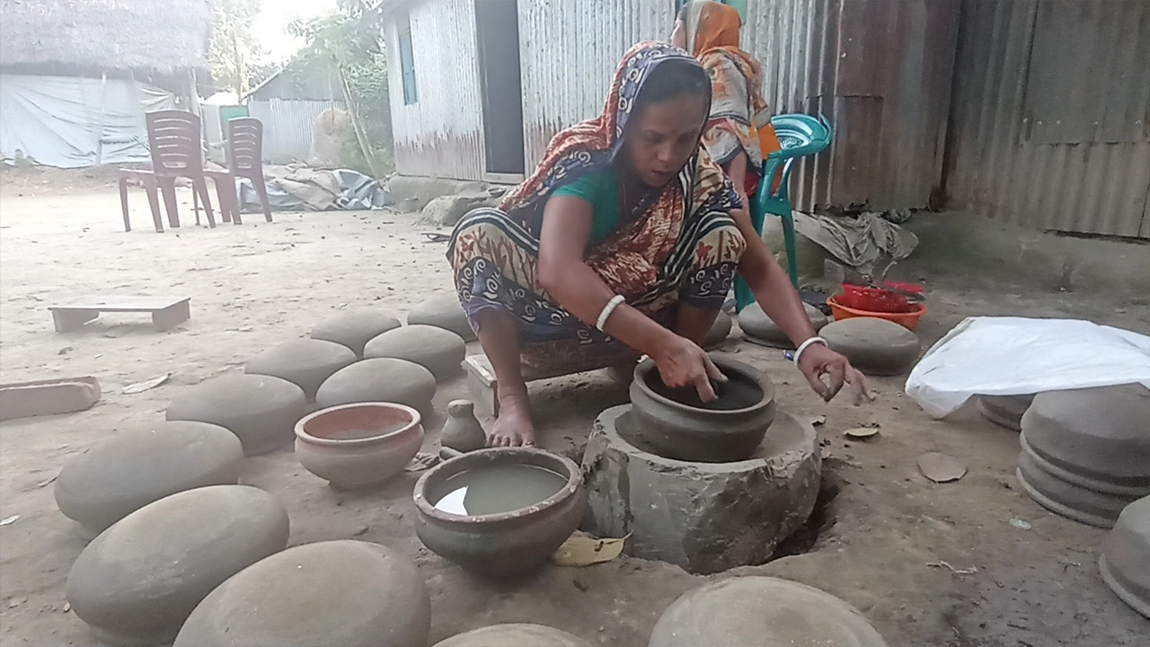 মাটির তৈরি তৈজসপত্র নির্মাণে ব্যস্ত কারিগর। ছবি : কালবেলা