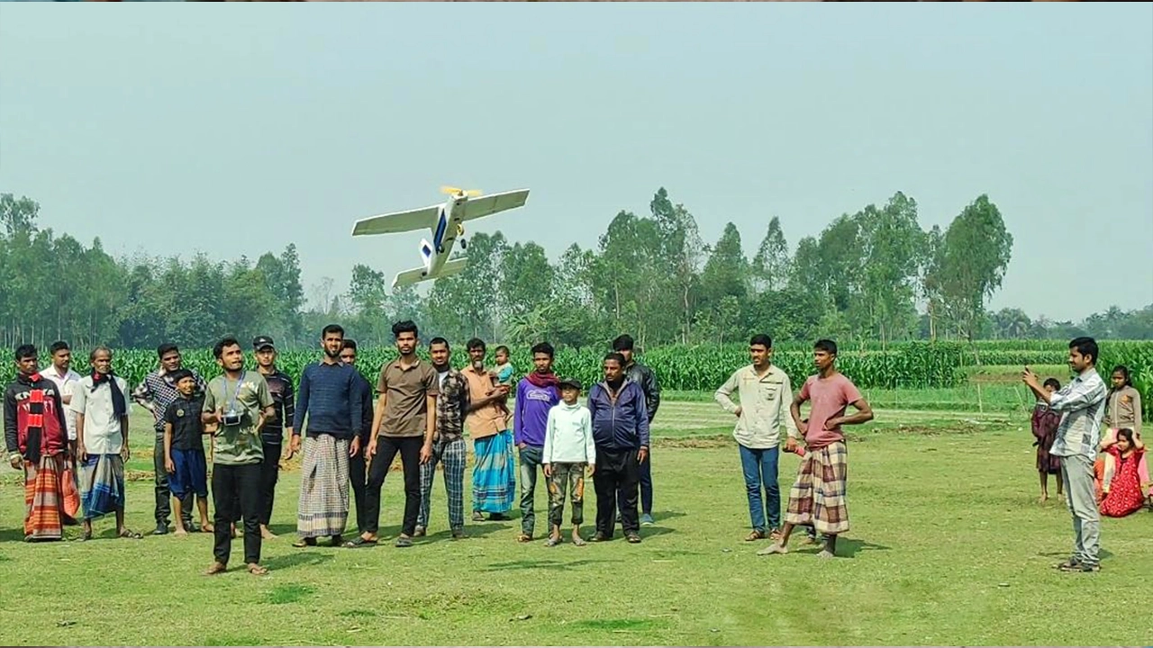 বিমান ওড়ানো দেখতে স্থানীয়দের ভিড়। ছবি : কালবেলা