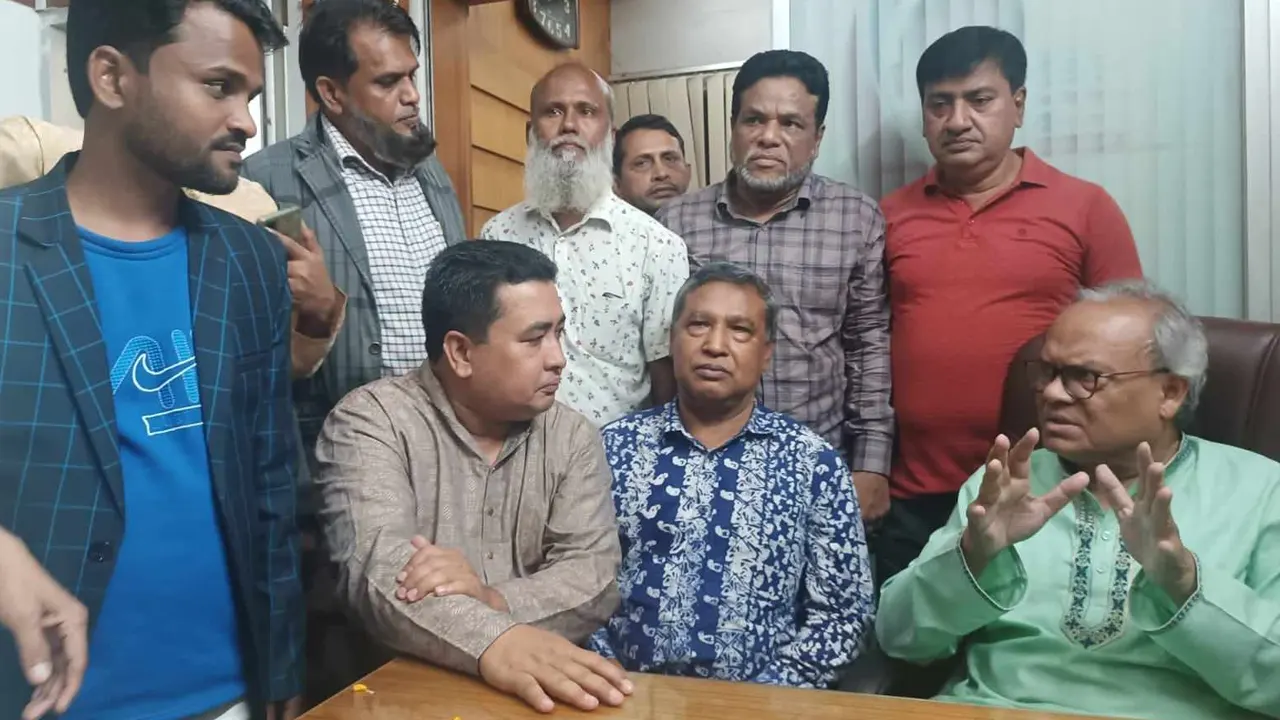 নয়াপল্টনে বিএনপির কেন্দ্রীয় কার্যালয়ে কারামুক্ত নেতাকর্মীদের সঙ্গে রুহুল কবির রিজভী। ছবি : কালবেলা