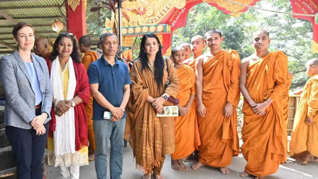 ঐতিহাসিক রাংকুট বনাশ্রম পরিদর্শনে কূটনীতিকরা। ছবি : কালবেলা