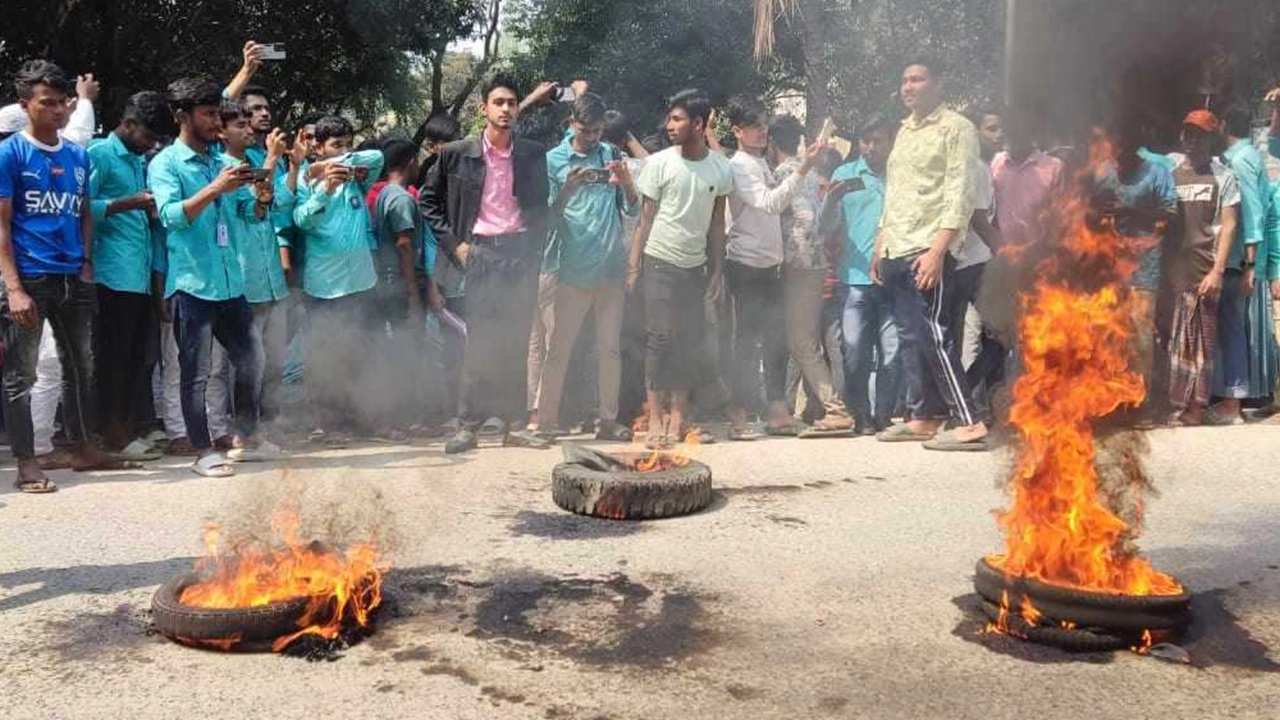 সিরাজগঞ্জের এনায়েতপুরে থানার সামনের বিক্ষোভ ও টায়ার জ্বালিয়ে অবরোধ। ছবি : কালবেলা