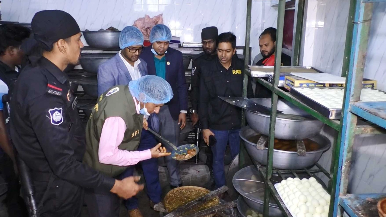 ময়মনসিংহে মিষ্টি কাননের ছোটবাজারস্ত কারখানায় অভিযান চালায় নিরাপদ খাদ্য কর্তৃপক্ষ। ছবি : কালবেলা