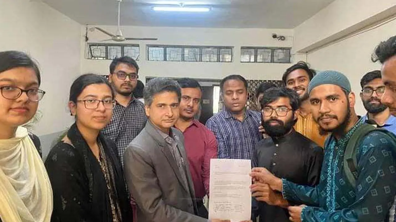 প্রক্টর বরাবর স্মারকলিপি দিয়েছেন বিশ্ববিদ্যালয়ের আইন বিভাগের শিক্ষার্থীরা। ছবি : কালবেলা