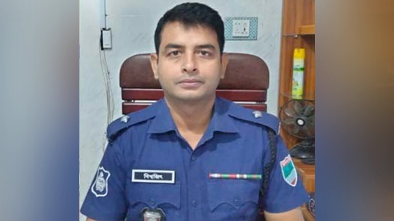 সাতক্ষীরার আশাশুনি থানার ওসি বিশ্বজিৎ কুমার অধিকারী। ছবি : কালবেলা