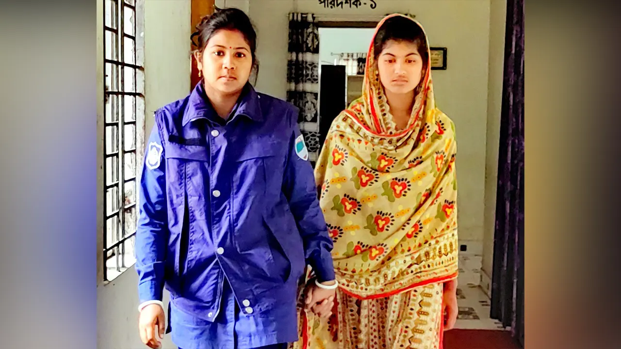 নিহত রোজার সৎমা জোবায়দা বেগমকে গ্রেপ্তার করে পুলিশ। ছবি : কালবেলা