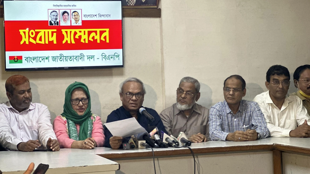 নয়াপল্টনের কেন্দ্রীয় কার্যালয়ে সংবাদ সম্মেলন করেছে বিএনপি। ছবি : কালবেলা