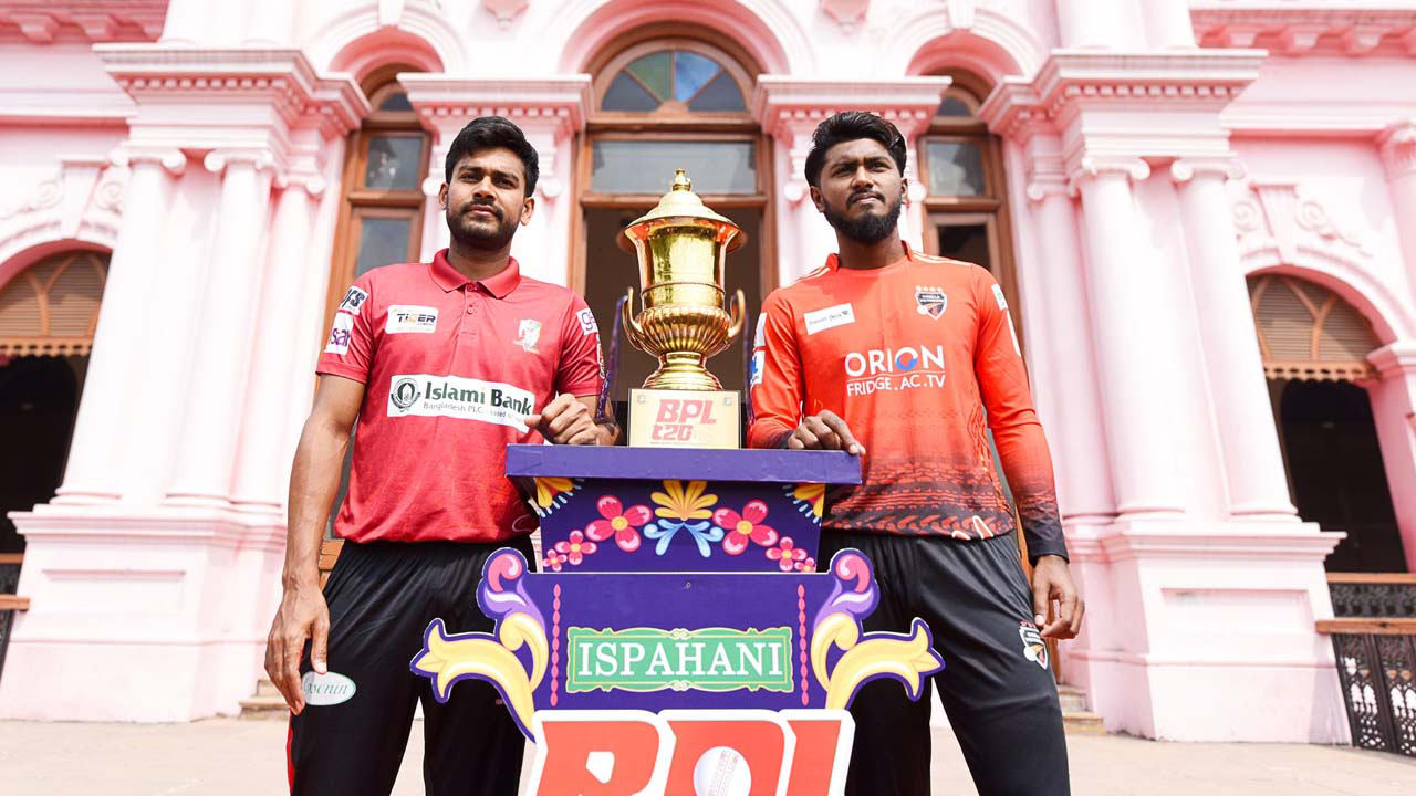 বিপিএলের ট্রফির সঙ্গে মিরাজ ও জাকের। ছবি : সংগৃহীত