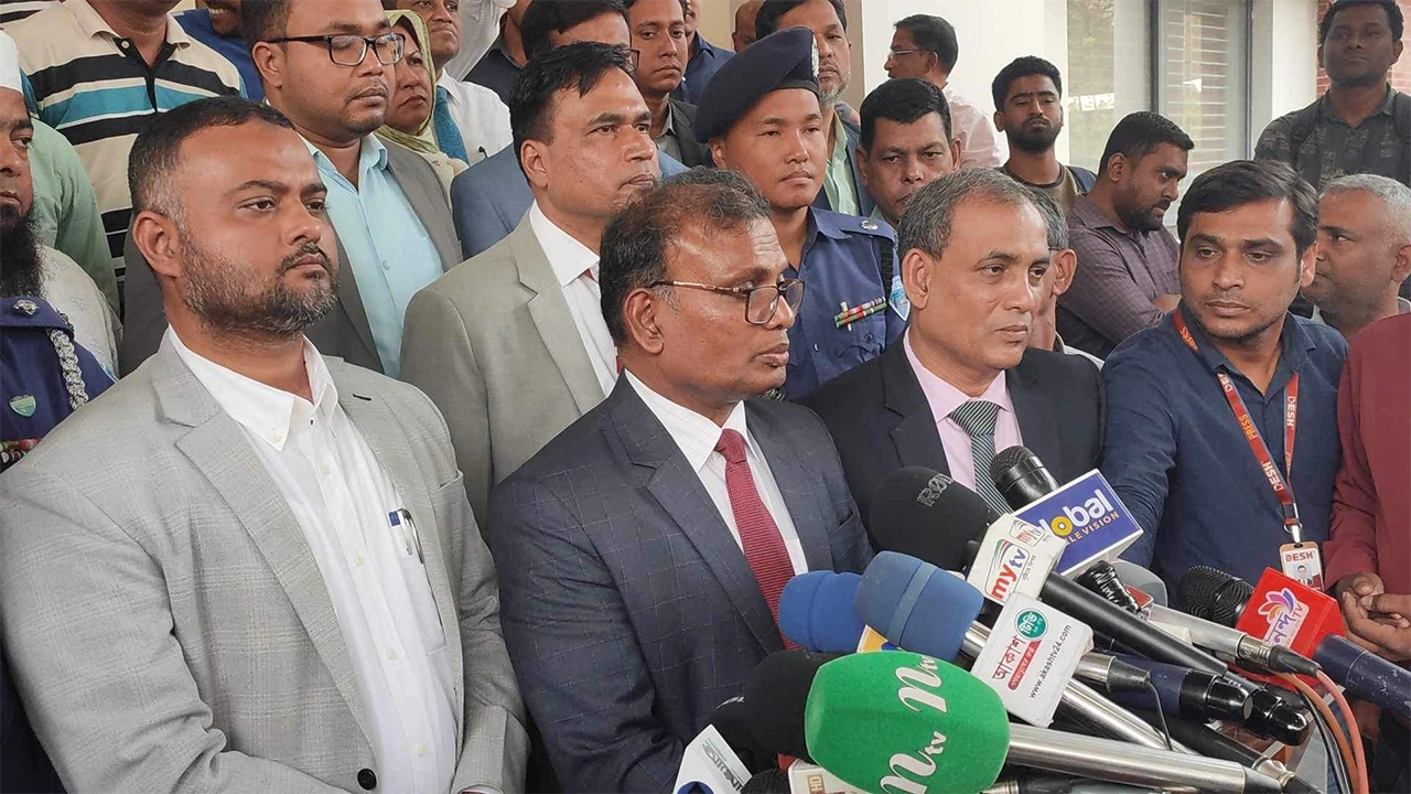 সাংবাদিকদের সঙ্গে আলাপকালে ইসি আনিছুর রহমান। ছবি : কালবেলা