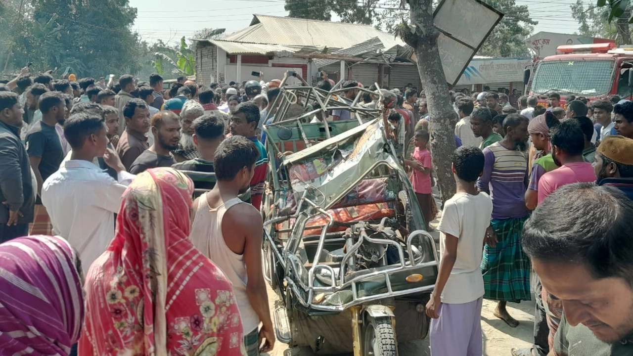 ঘটনাস্থলে উৎসুক জনতার ভিড়। ছবি : কালবেলা