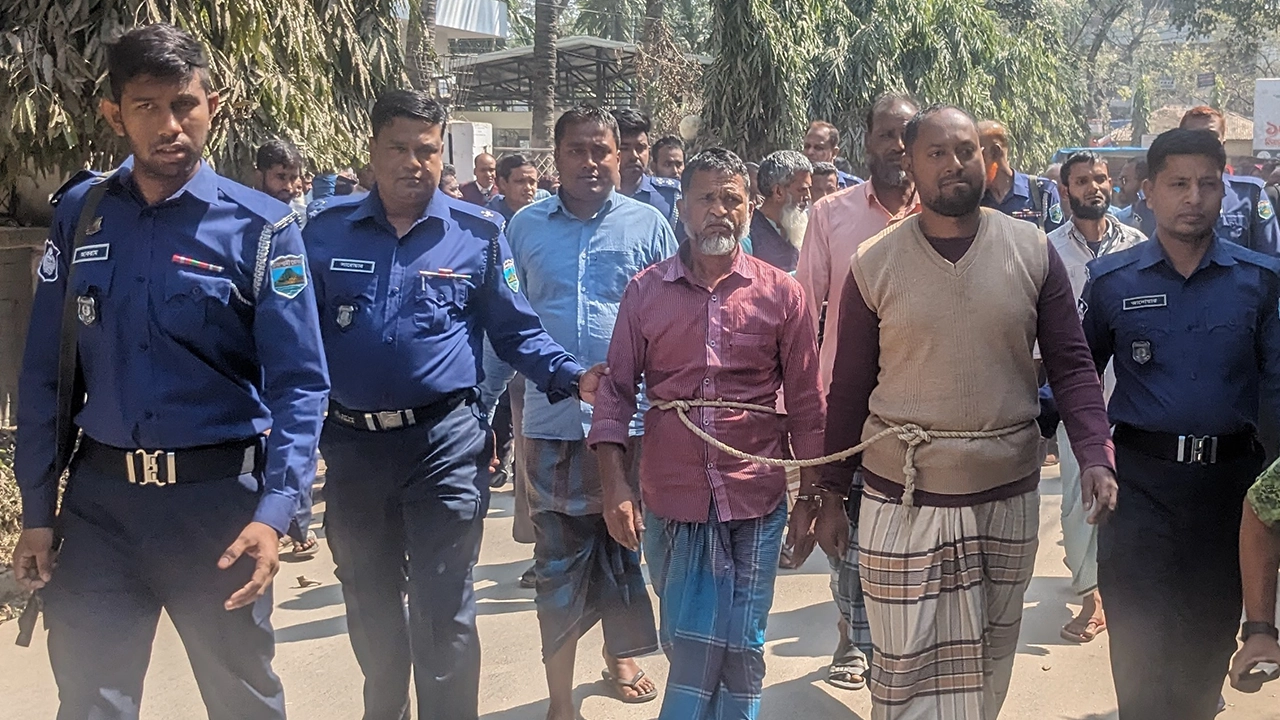 আদালতে নেওয়া হচ্ছে আসামিদের। ছবি : কালবেলা