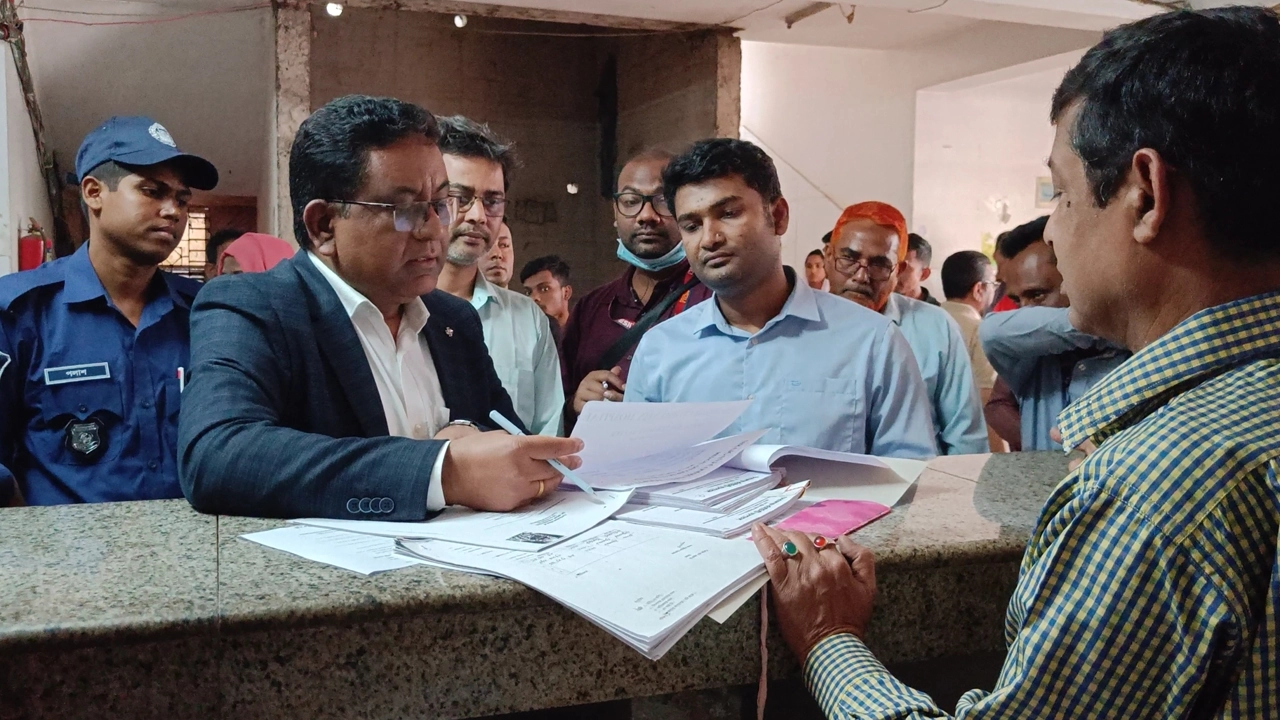 সিরাজগঞ্জ শহরে বিভিন্ন ক্লিনিক-হাসপাতালে অভিযান করেন ভ্রাম্যমাণ আদালত। ছবি : কালবেলা