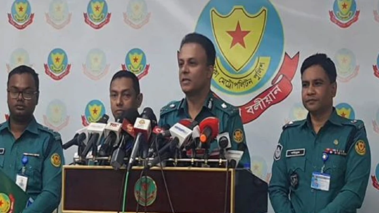 ঢাকা মহানগর পুলিশের মিডিয়া সেন্টারে সংবাদ সম্মেলনে কথা বলেন ডিএমপির অতিরিক্ত পুলিশ কমিশনার ড. খন্দকার মহিদ উদ্দিন। ছবি : সংগৃহীত