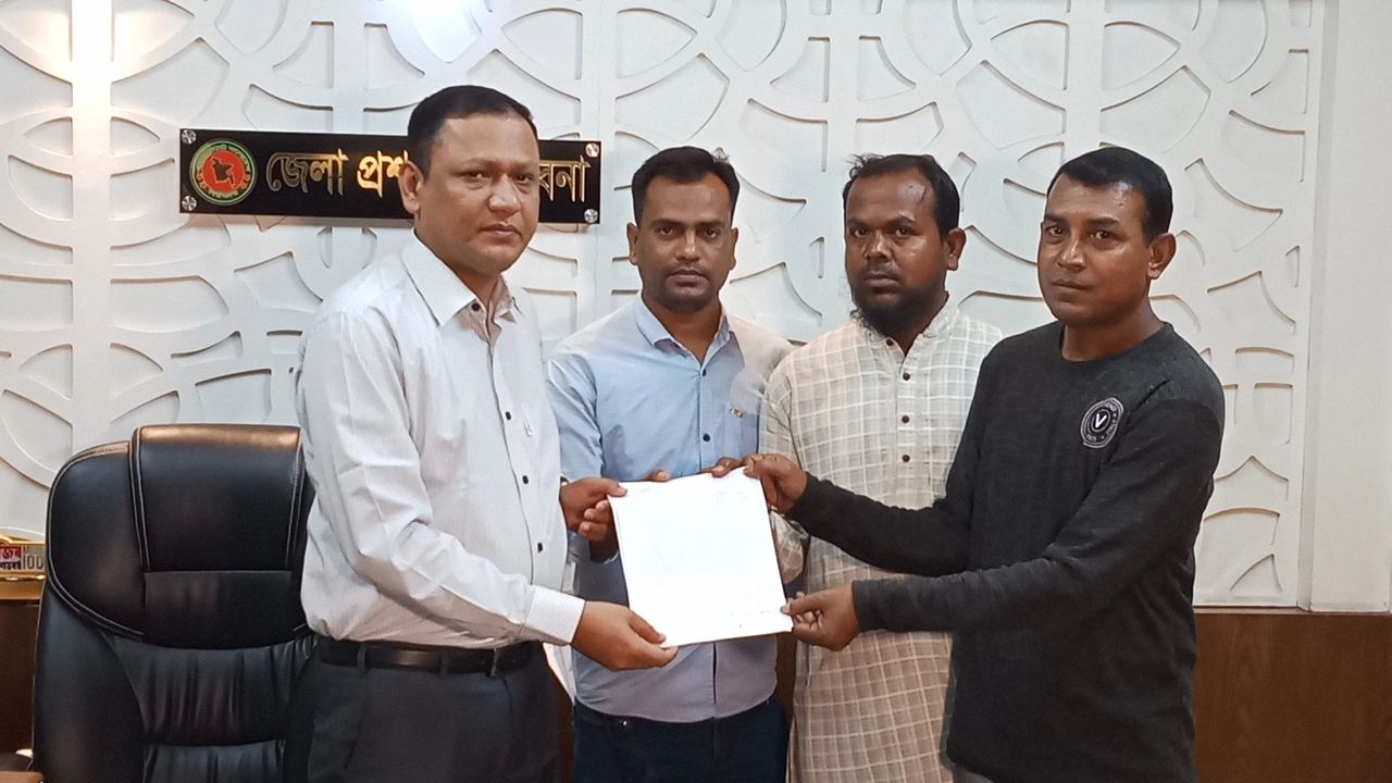 পাবনা জেলা প্রশাসকের নিকট প্রধানমন্ত্রী বরাবর স্মারকলিপি দেন ভুক্তভোগীদের পরিবার। ছবি : কালবেলা