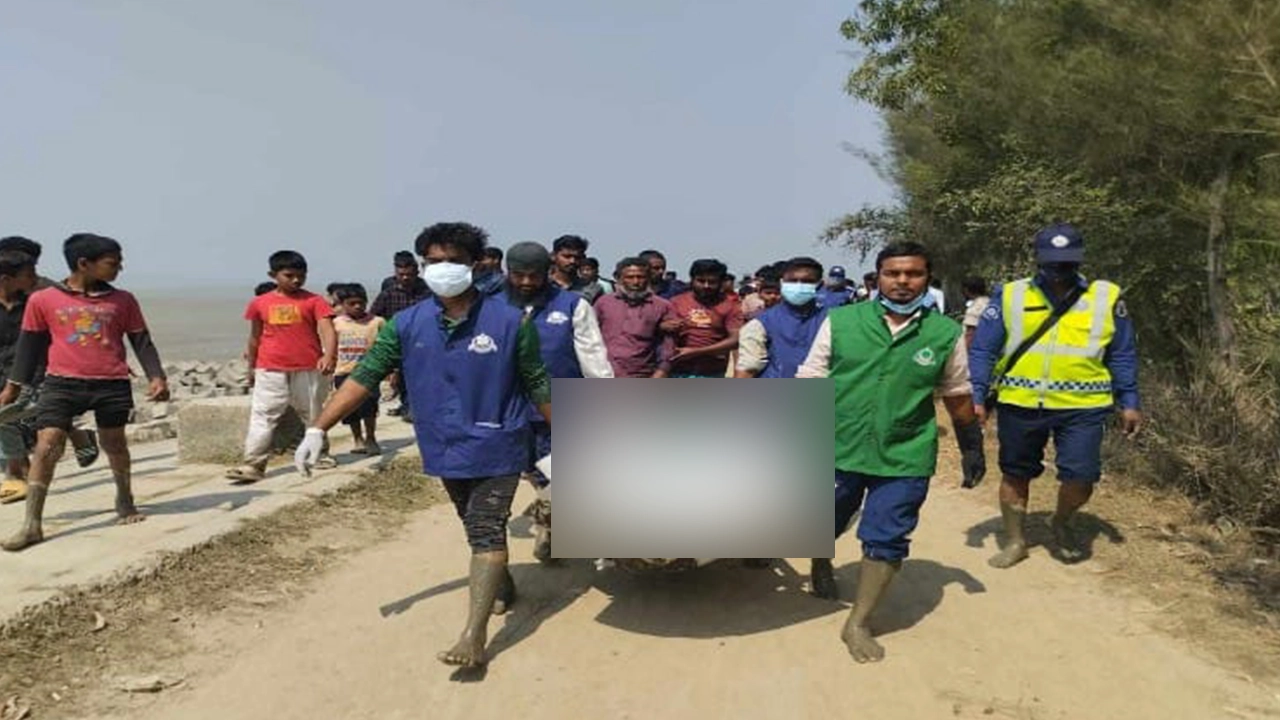 মরদেহ উদ্ধার করে আনছে পুলিশ। ছবি : কালবেলা
