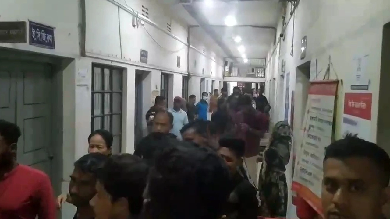 আহতদের হাসপাতালে আনা হয়েছে। ছবি : কালবেলা