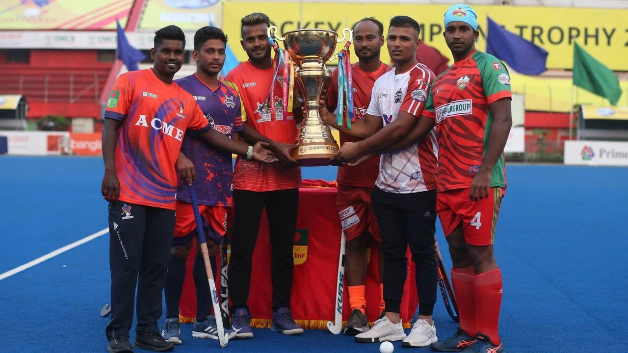 ফ্র্যাঞ্চাইজি হকির অফিসিয়াল ফটো সেশনে রোমান সরকার (বাম থেকে দ্বিতীয়) ও আশরাফুল (ডান থেকে দ্বিতীয়)— ফাইল ছবি