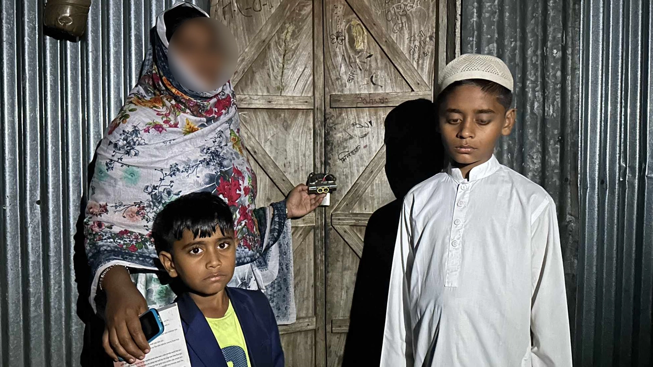 ঘরে তালা লাগানোয় সন্তান নিয়ে বাইরে শামীমা। ছবি : কালবেলা