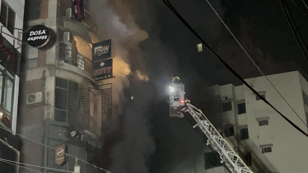 আগুন নিয়ন্ত্রণে কাজ করছে ফায়ার সার্ভিস। ছবি : সংগৃহীত